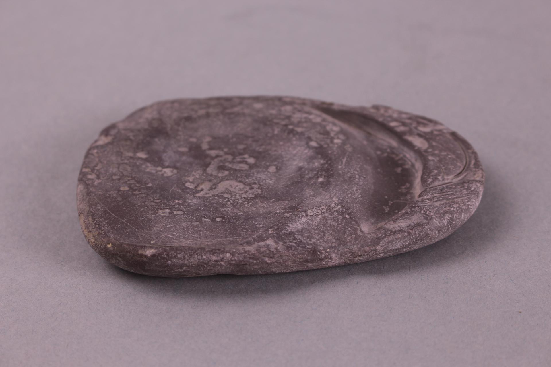 明铲形叶纹石砚