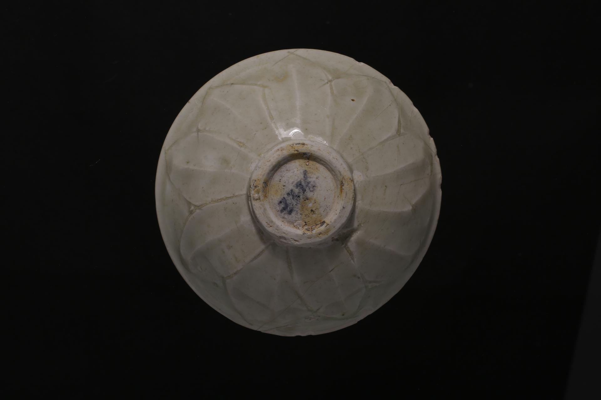 宋斗笠形刻划莲瓣纹影青釉瓷碗