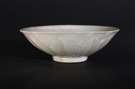 宋斗笠形刻划莲瓣纹影青釉瓷碗