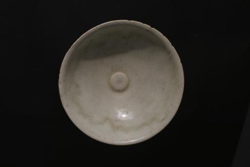 宋斗笠形刻划莲瓣纹影青釉瓷碗