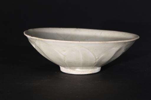 宋斗笠形刻划莲瓣纹影青釉瓷碗