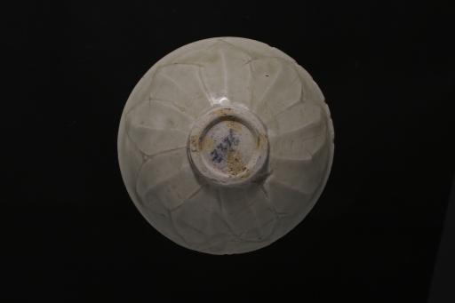 宋斗笠形刻划莲瓣纹影青釉瓷碗