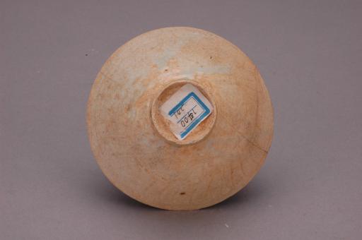 宋斗笠形刻划莲瓣纹影青釉瓷碗