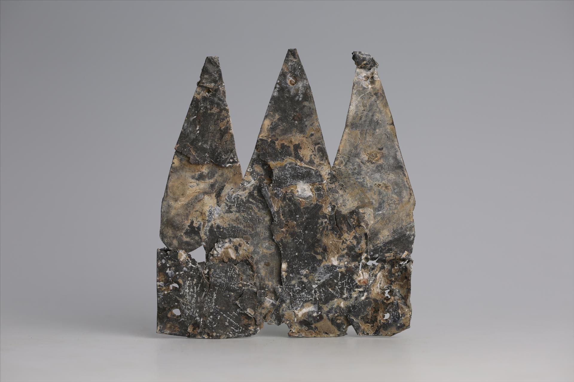 春秋时期齿顶三尾包锡箔锡饰片