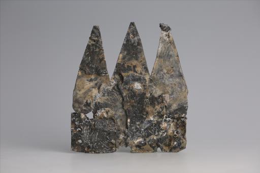 春秋时期齿顶三尾包锡箔锡饰片