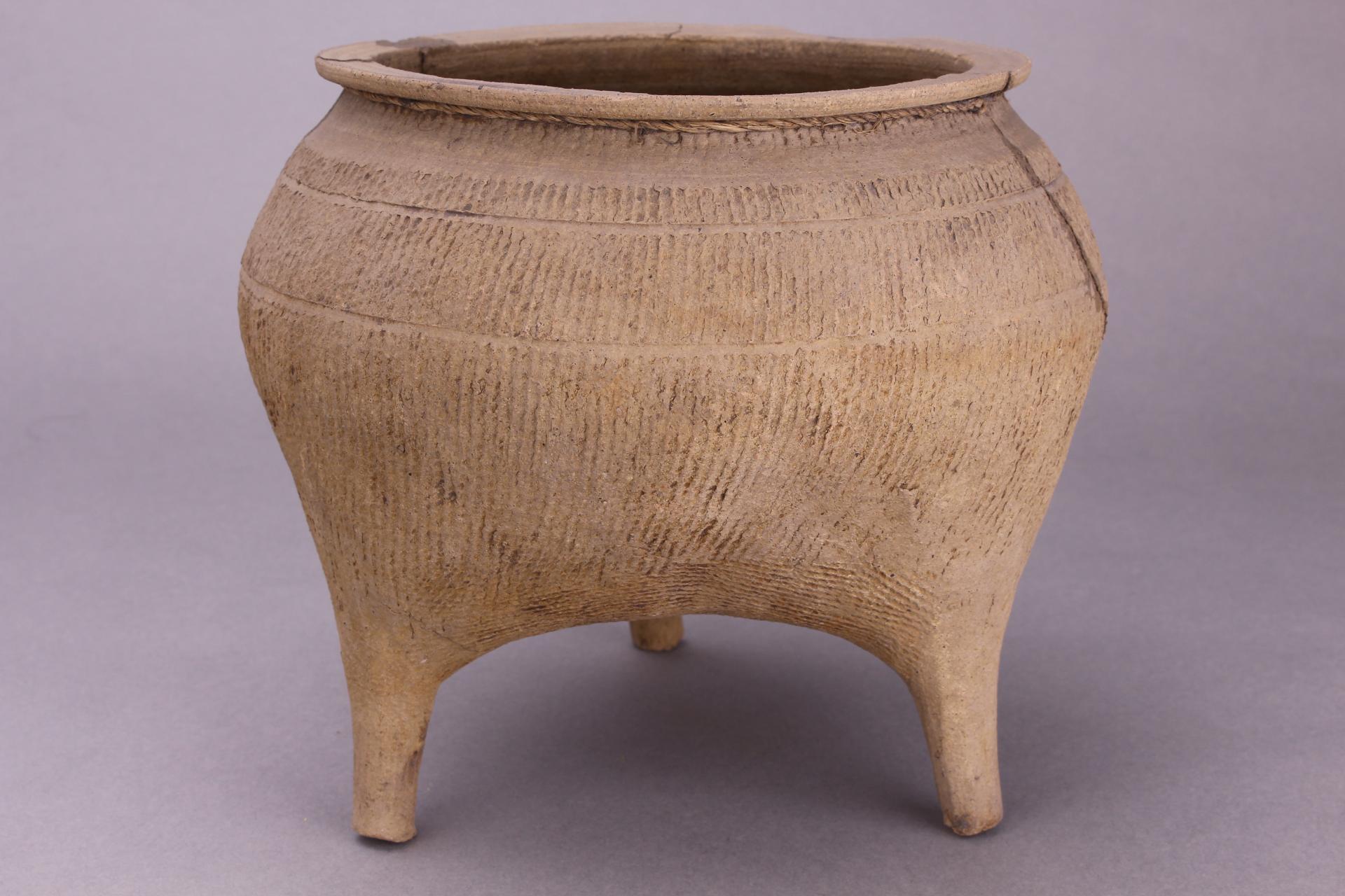 春秋时期绳纹夹砂红陶鬲