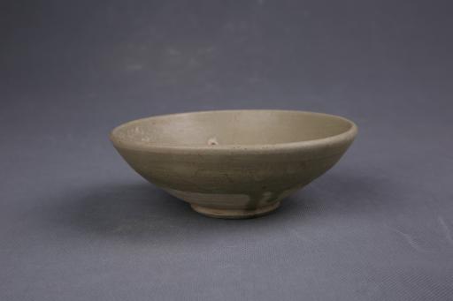 宋敞口弧腹矮圈足青釉瓷碗