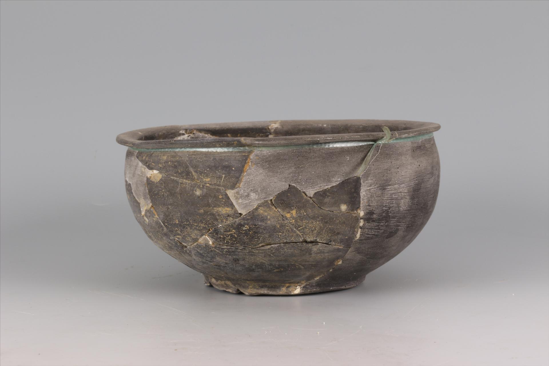 新石器时代大溪文化敛口弧腹圈足细泥黑陶簋