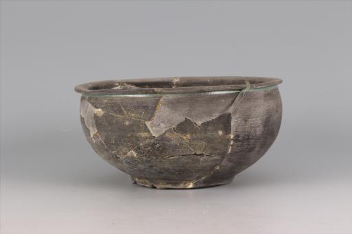 新石器时代大溪文化敛口弧腹圈足细泥黑陶簋