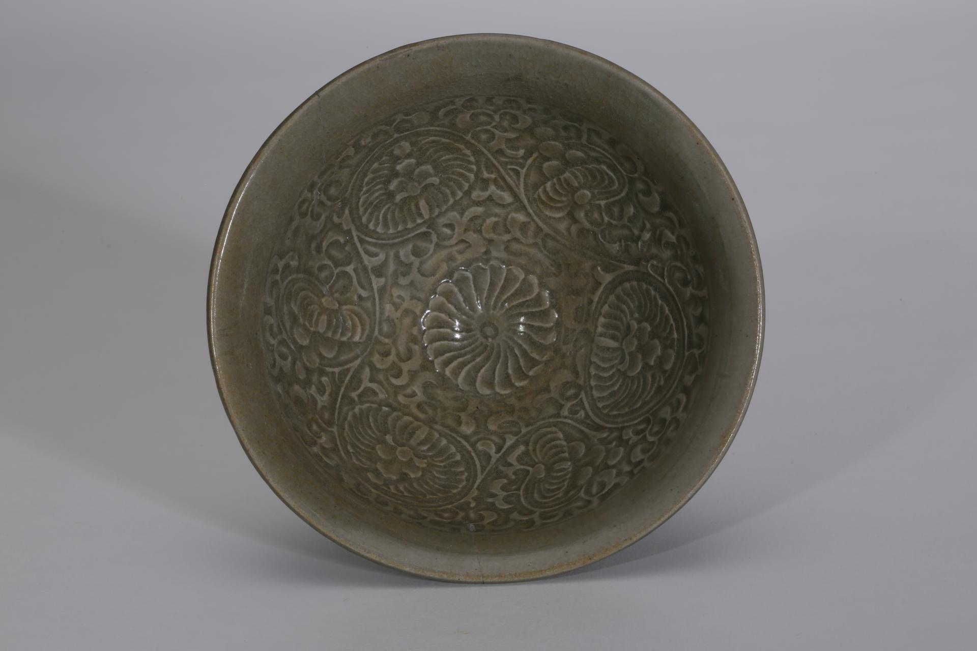 宋刻花缠枝菊花纹青釉瓷碗