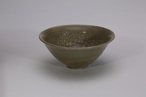 宋刻花缠枝菊花纹青釉瓷碗