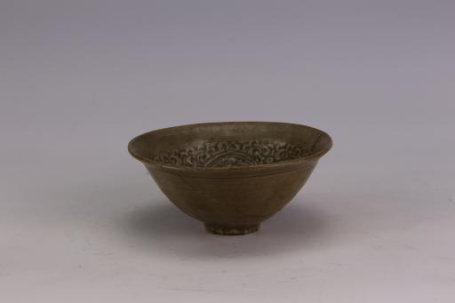 宋刻花缠枝菊花纹青釉瓷碗