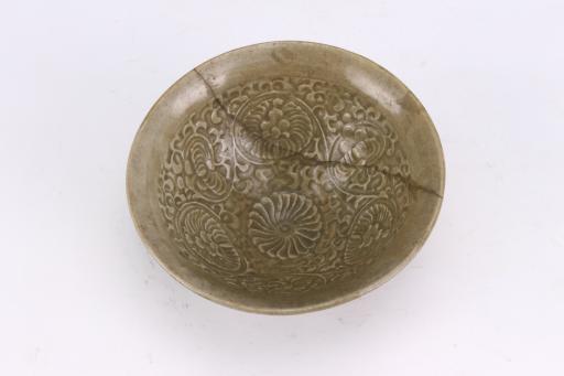 宋刻花缠枝菊花纹青釉瓷碗