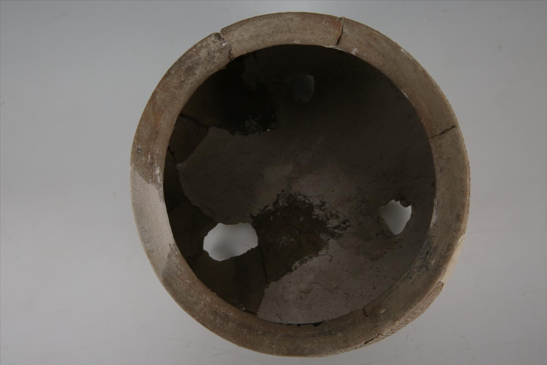 战国时期敛口弧腹锥足绳纹夹砂红褐陶鬲