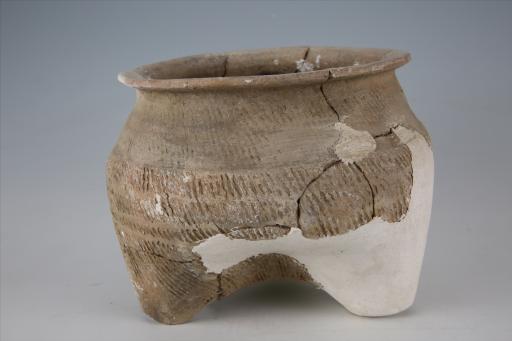 战国时期敛口弧腹锥足绳纹夹砂红褐陶鬲