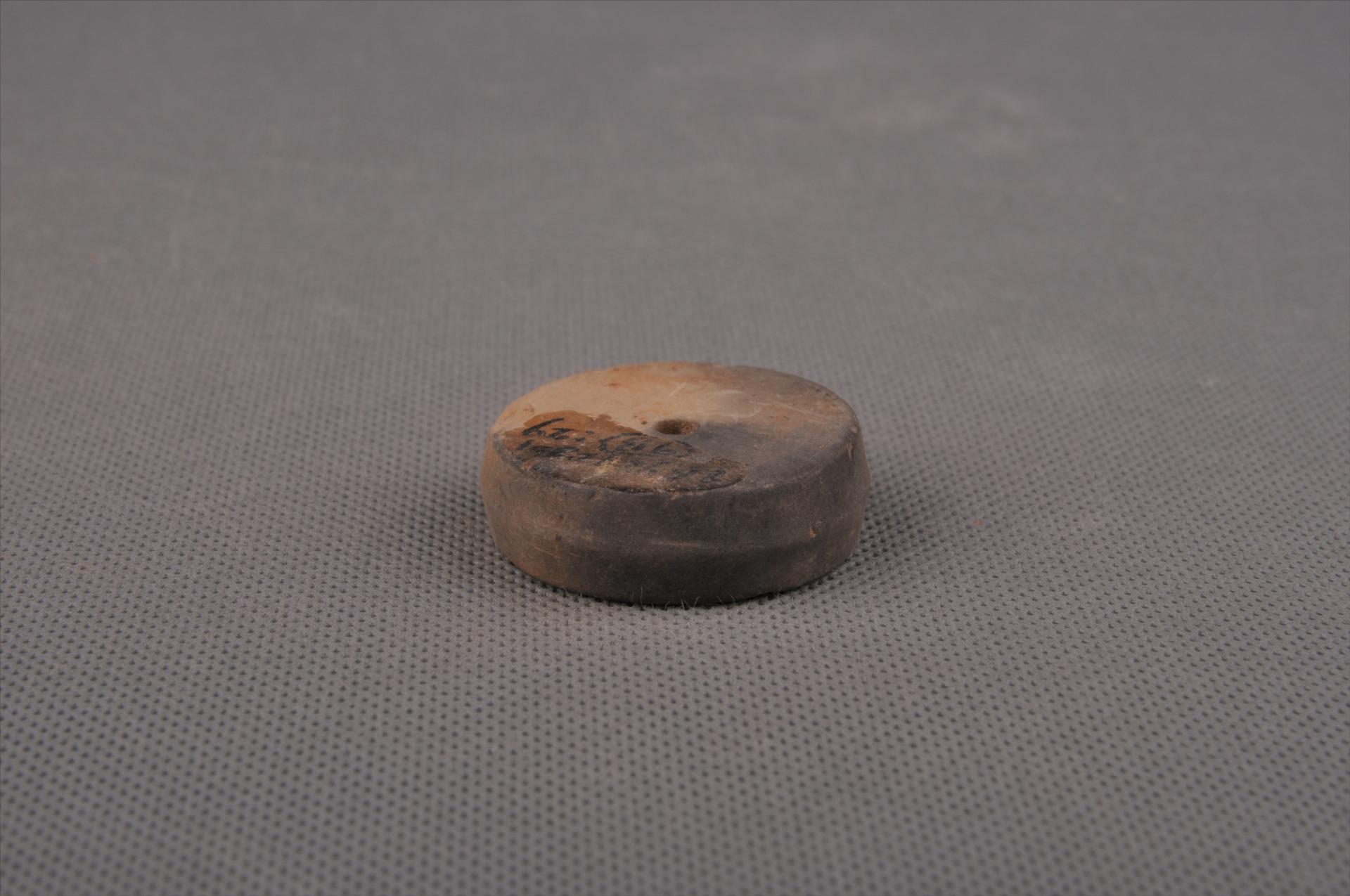 新石器时代屈家岭文化圆饼形中穿夹砂黄褐陶纺轮