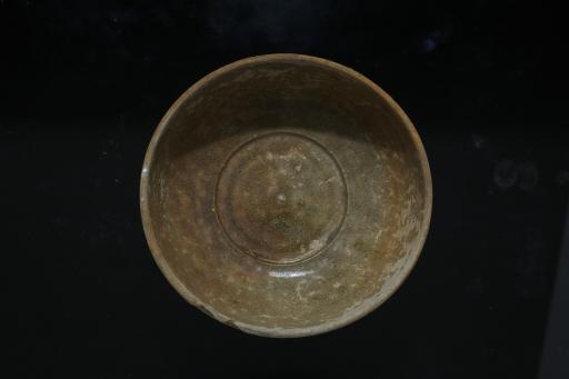 西晋侈口弧腹矮圈足青釉瓷碗