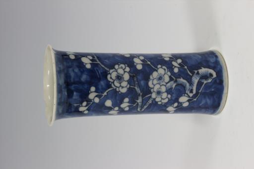 清康熙年间青花缠枝梅花纹瓷瓶