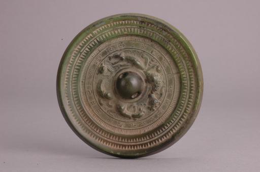 东汉圆钮神兽纹铜镜