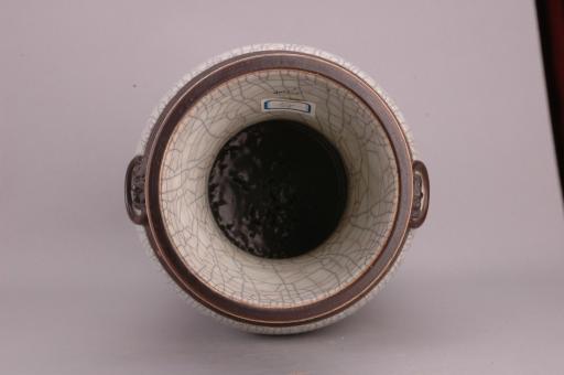 清道光“成化”款哥釉铁花铺首衔环耳瓷瓶