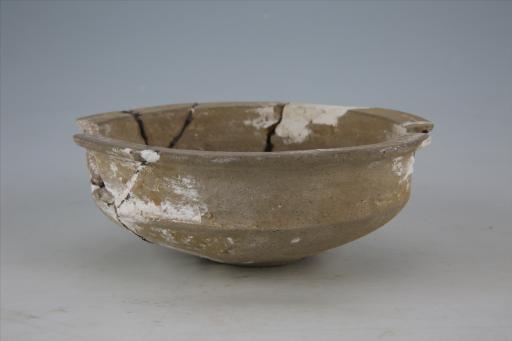 东汉侈口平折沿折腹平底夹砂灰陶钵