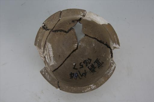 东汉侈口平折沿折腹平底夹砂灰陶钵