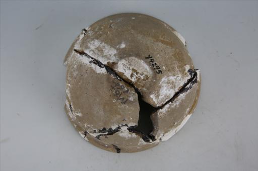 东汉侈口平折沿折腹平底夹砂灰陶钵