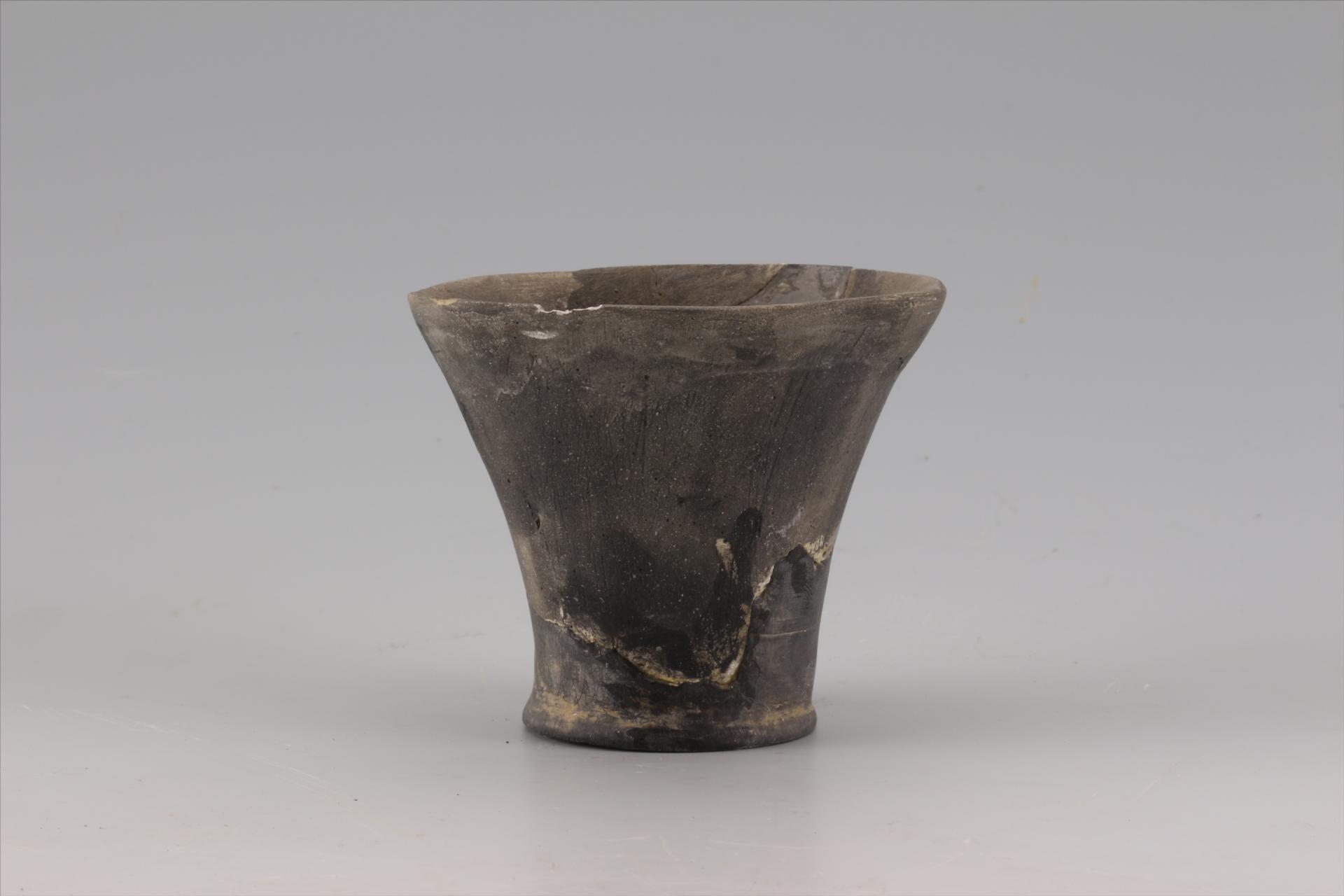 新石器时代大溪文化斜腹矮圈足黑陶杯