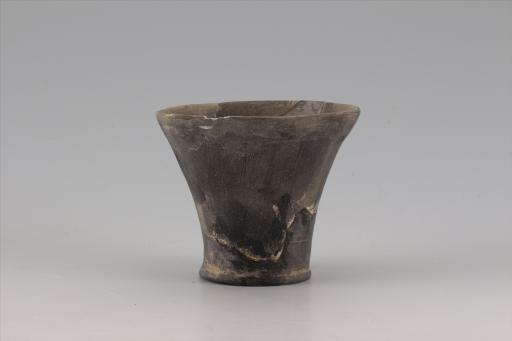 新石器时代大溪文化斜腹矮圈足黑陶杯