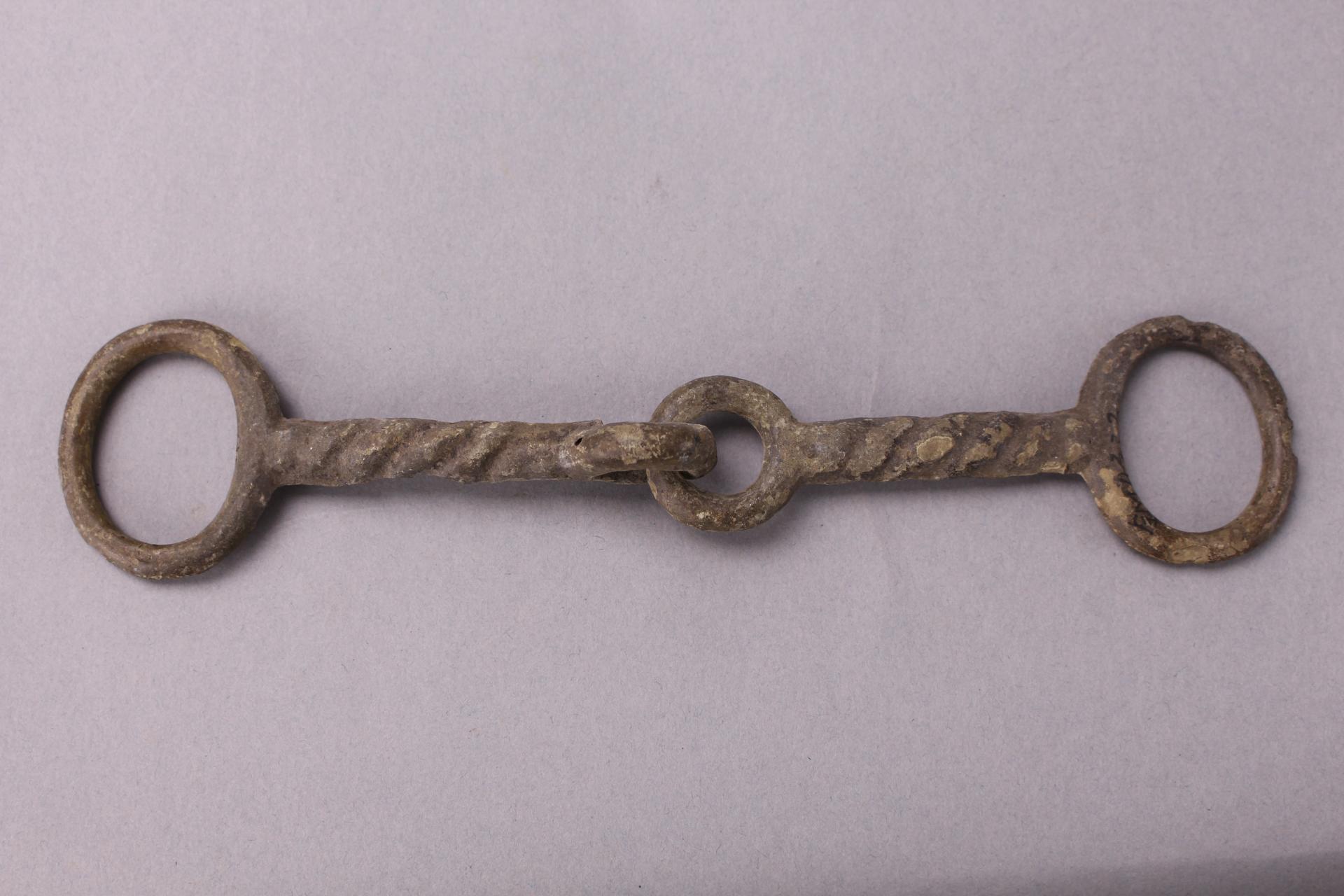 东周绹索纹铜马衔