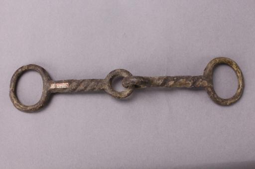 东周绹索纹铜马衔