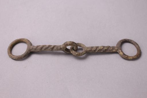 东周绹索纹铜马衔