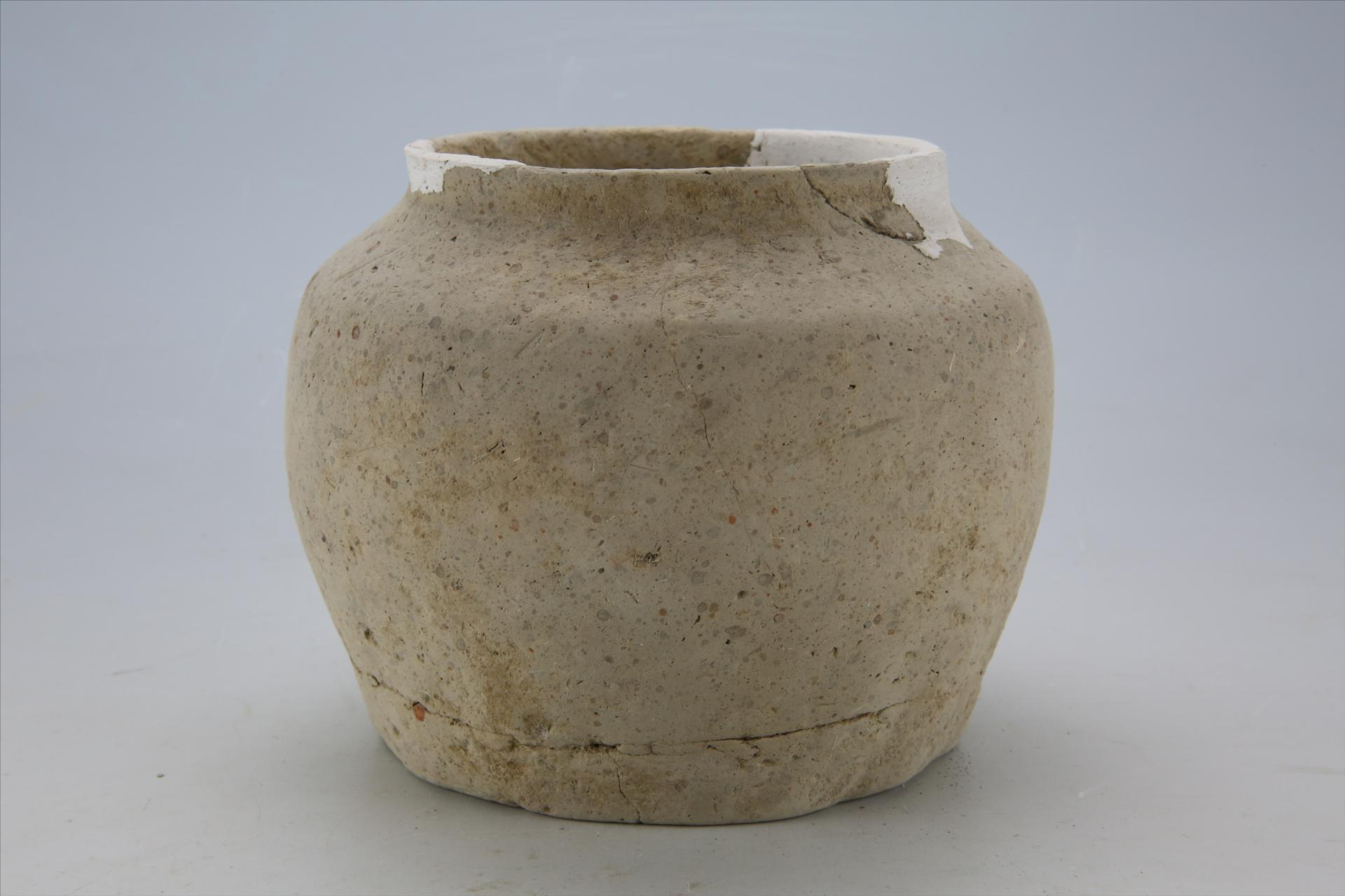 东汉敛口鼓腹大平底泥质灰黄陶罐