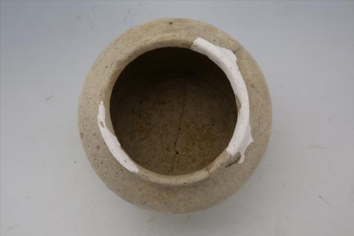 东汉敛口鼓腹大平底泥质灰黄陶罐