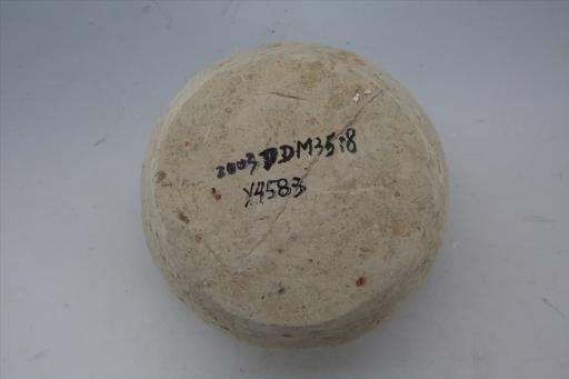 东汉敛口鼓腹大平底泥质灰黄陶罐