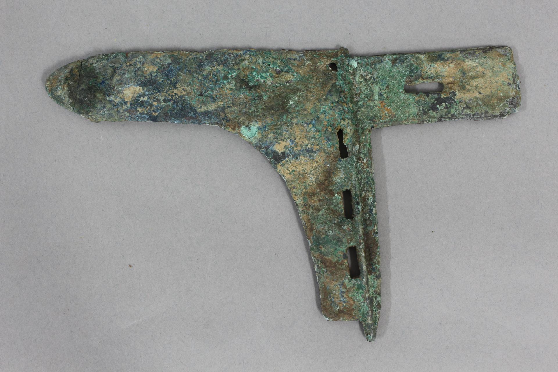 战国时期长胡四穿铜戈