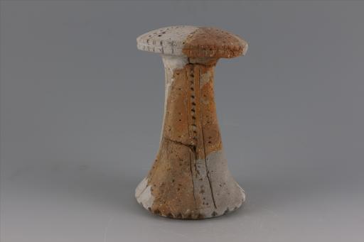 新石器时代大溪文化弧顶喇叭形底戳印纹夹砂红陶支座