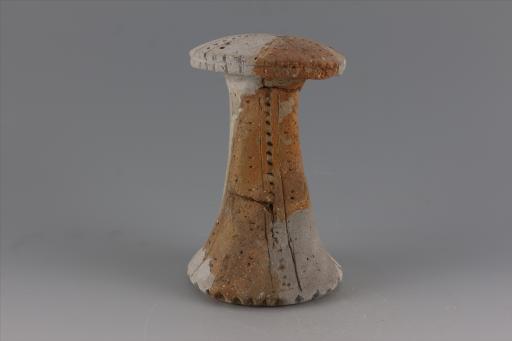 新石器时代大溪文化弧顶喇叭形底戳印纹夹砂红陶支座