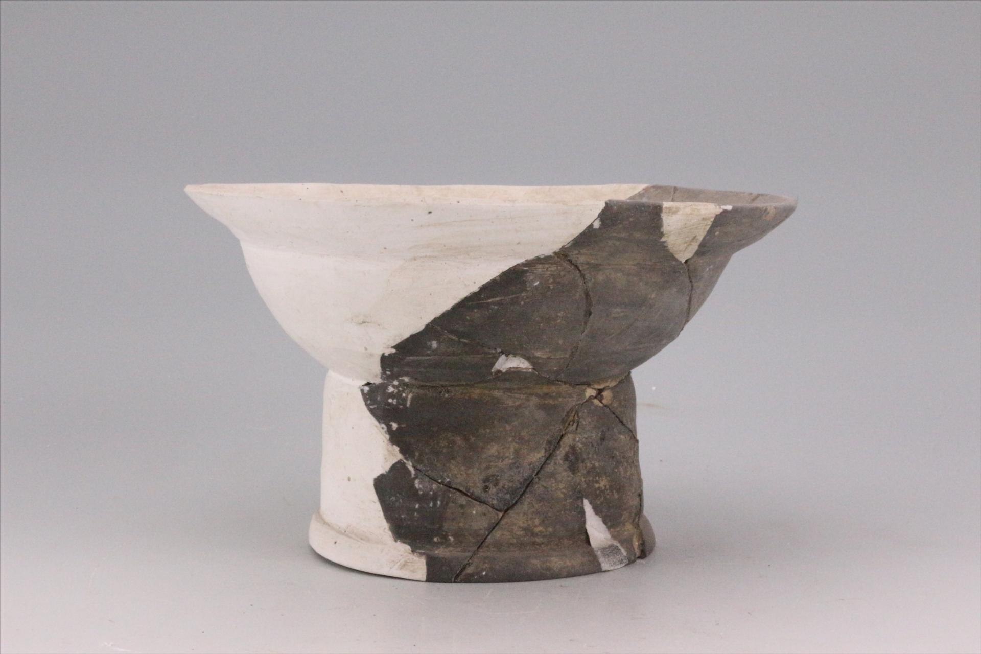 新石器时代屈家岭文化镂孔圈足黑陶盘