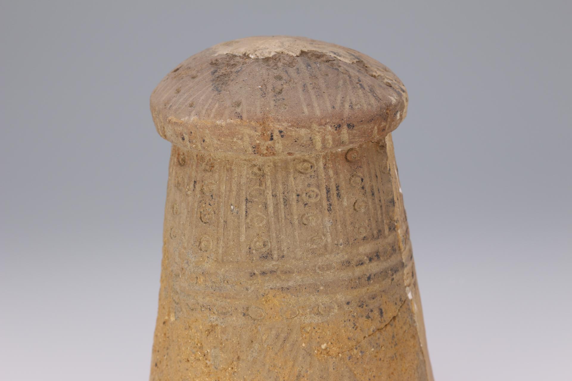 新石器时代大溪文化刻印纹夹砂红陶支座