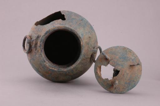 战国晚期折沿束颈鼓腹圈足“S”型盖钮对称铺首衔环铜壶