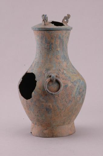 战国晚期折沿束颈鼓腹圈足“S”型盖钮对称铺首衔环铜壶