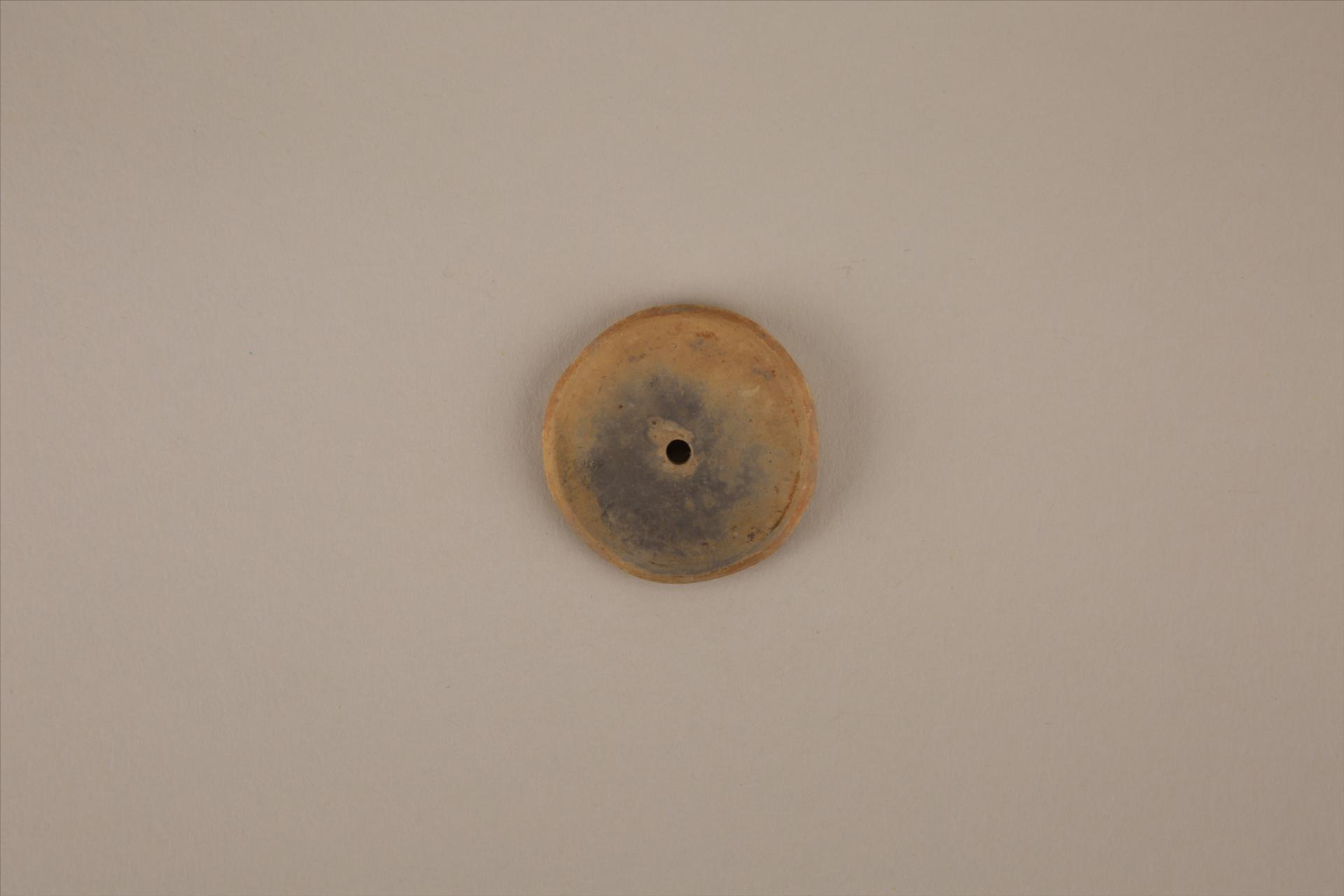 新石器时代屈家岭文化圆饼形中穿夹细砂黄褐陶纺轮