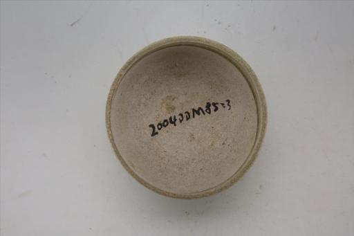 唐直口弧腹饼足灰白胎青绿釉瓷碗