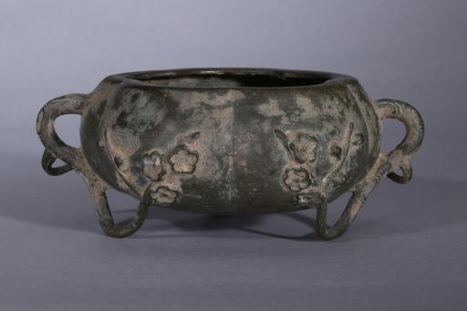 明五瓣梅花腹梅枝足铜香炉