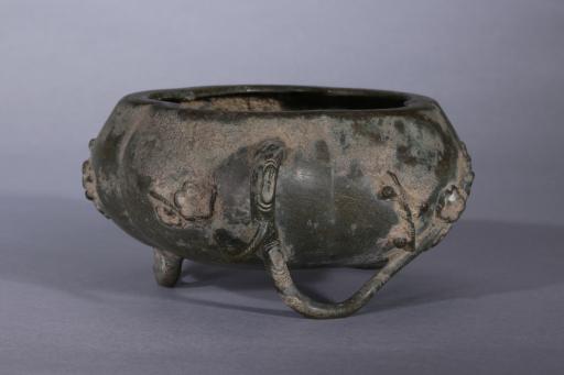 明五瓣梅花腹梅枝足铜香炉