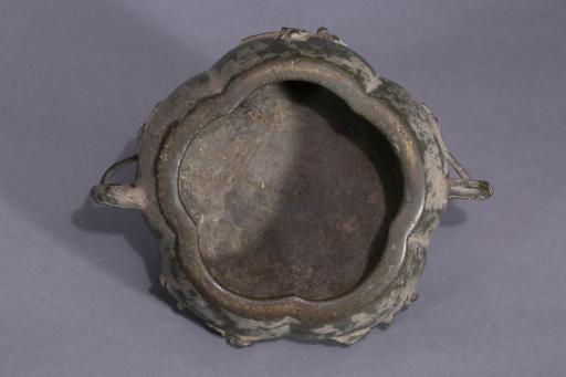 明五瓣梅花腹梅枝足铜香炉