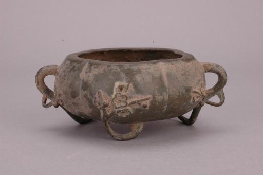 明五瓣梅花腹梅枝足铜香炉