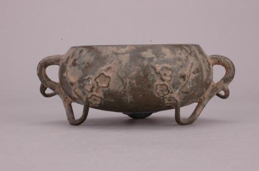 明五瓣梅花腹梅枝足铜香炉