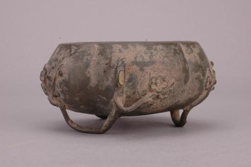 明五瓣梅花腹梅枝足铜香炉